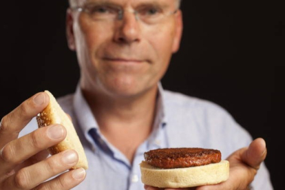 El profesor Mark Post, de la Universidad de Maastricht (Holanda), sostiene una hamburguesa generada en un laboratorio. DAVID PARRY