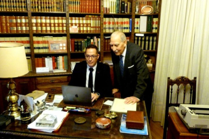 Ángel Emilio Martínez García, en su despacho junto a su hijo, también abogado. DL