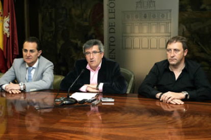 Francisco Fernández, Miguel Ángel Álvarez y Tomás Castro, en la presentación del servicio.