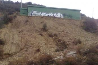 Las lluvias ocasionaron un desprendimiento de tierra sobre el Camino de Santiago en Molina.