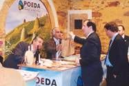 El presidente de la Junta, Juan Vicente Herrera, visitó el año pasado el stand de Poeda en Intur