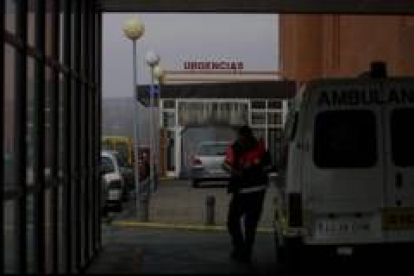 A las 13 horas de ayer había dentro del área de urgencias del Hospital del Bierzo 76 pacientes