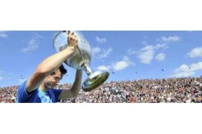 El británico Andy Murray alza el trofeo de campeón del torneo de Queen's.