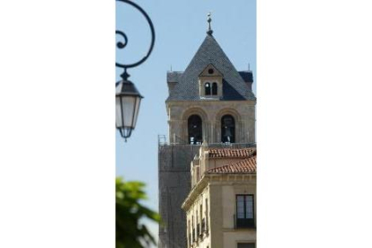 La torre de San Isidoro sigue cubierta de andamios