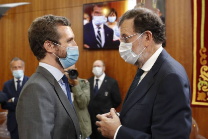 El presidente del PP Pablo Casado, y el ex presidente Mariano Rajoy. LAVANDEIRA JR