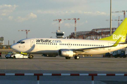 Un avión de la aerolinea Air Baltic, en el aeropuerto de El Prat, en el 2007.