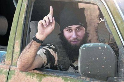 Un combatiente del Estado Islámico a las afueras de Kobani.