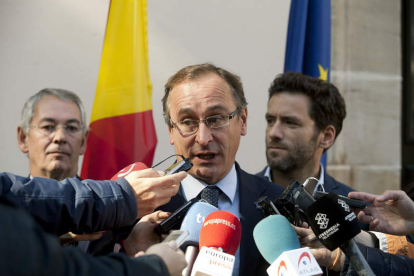 Alfonso Alonso, el nuevo presidente del PP vasco, atiende a los periodistas.