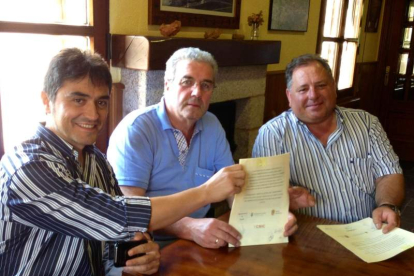 Chacón, Ron y Fernández con el convenio firmado con el CSIC.