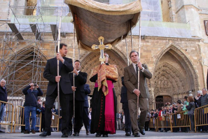 El obispo de Santander porta el Lignum Crucis a los pies de la Catedral
