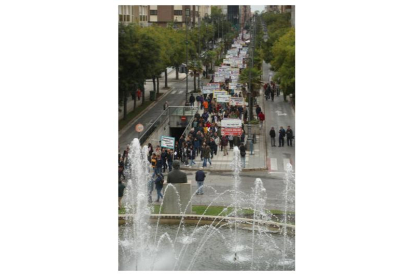 Sesenta colectivos y más de una decena de ayuntamientos apoyaron la protesta en Ponferrada en contra de los macroparques en el Bierzo. L. DE LA MATA.