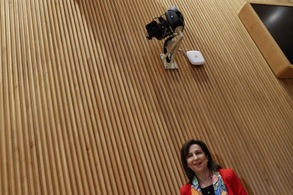 Margarita Robles pasa bajo las cámaras de la Comisión de Defensa del Congreso de los Diputados. JJ GUILLÉN