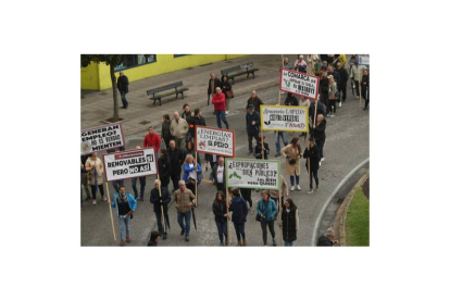 Sesenta colectivos y más de una decena de ayuntamientos apoyaron la protesta en Ponferrada en contra de los macroparques en el Bierzo. L. DE LA MATA.