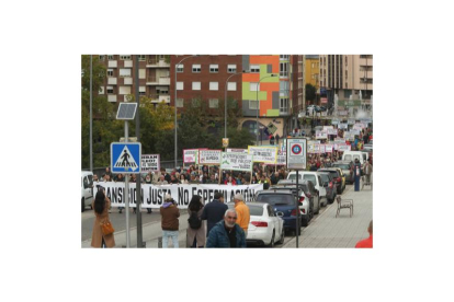Sesenta colectivos y más de una decena de ayuntamientos apoyaron la protesta en Ponferrada en contra de los macroparques en el Bierzo. L. DE LA MATA