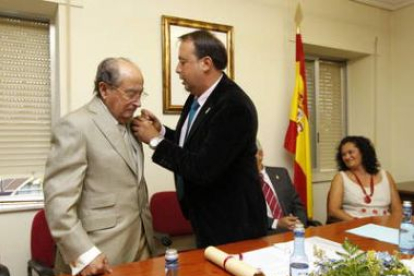 Ventura González, junto al alcalde de Valderrey, en su nombramiento como hijo predilecto.