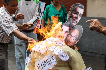 La quema de un muñeco con la foto de Nicolas Maduro y otros políticos de su gobierno.