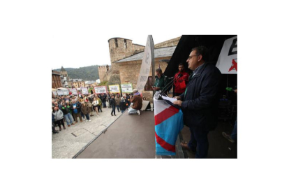 Sesenta colectivos y más de una decena de ayuntamientos apoyaron la protesta en Ponferrada en contra de los macroparques en el Bierzo. L. DE LA MATA