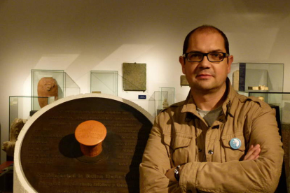El egiptólogo Nacho Ares, en una sala del Museo Bíblico