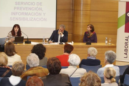 Lucía Lorenzana, psicóloga, Joaquín S. Torné, director del Diario de León y Sagra Astoviza, cooordinadora de Adavas. RAMIRO