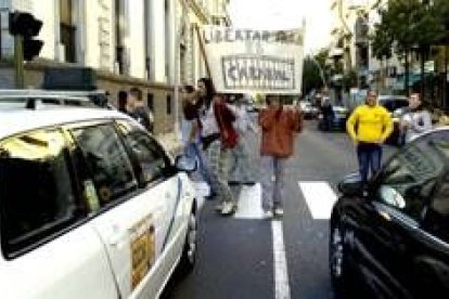 Medio centenar de personas en una protesta espontánea ante el Ayuntamiento contra el auto judicial