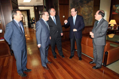 Los directivos de las principales cajas de la Comunidad, con Juan Vicente Herrera.