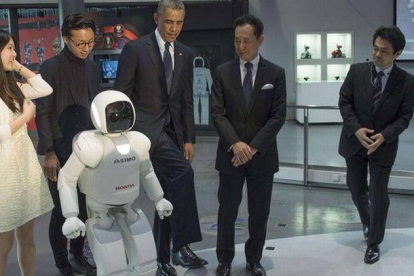 Obama interactúa con un robot durante su visita a un centro tecnológico en Tokio.