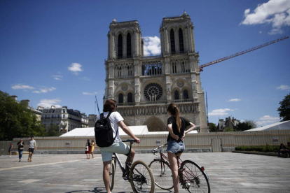 Dos jóvenes ante la catedral de Notre Dame este verano. YOAN VALAT