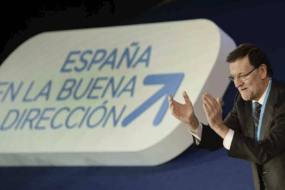 El presidente del Gobierno, Mariano Rajoy, saluda a los asistentes a la Convención Nacional del PP, que ha comenzado esta tarde en Valladolid.