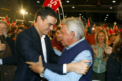 El candidato socialista Pedro Sánchez, saluda al ex presidente Felipe González, en Badajoz.