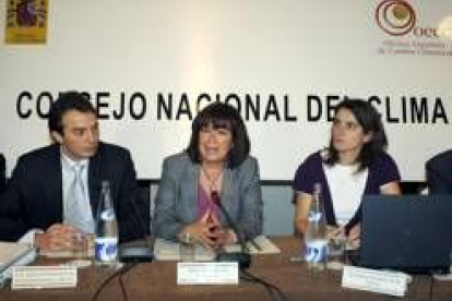 La ministra de Medio Ambiente, Cristina Narbona, entre Arturo Gonzalo Aizpiriz y Teresa Ribera