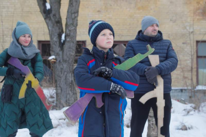 Imagen de un niño en un entrenamiento militar en Ucrania ayer. SERGEY DOLZHENKO