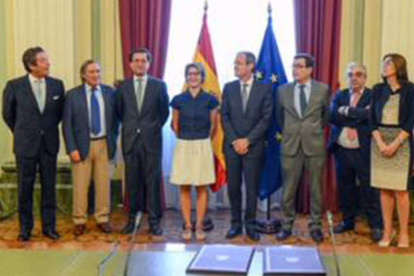 García Tejerina y Gual al término de la firma del acuerdo. DL