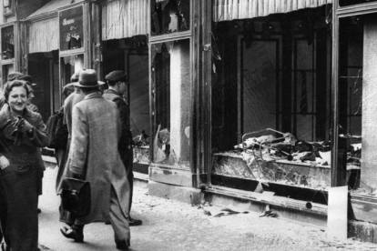 Tienda judía, destrozada durante la Noche de los cristales rotos, en Berlín, en noviembre de 1938.