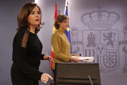 La vicepresidenta, Soraya Sáenz de Santamaría, y la ministra de Agricultura, en la rueda de prensa posterior al Consejo de Ministros.