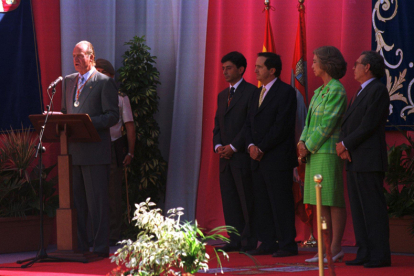 El entonces alcalde de Bembibre, Jaime González, entregaba a Don Juan Carlos la medalla de la villa. NORBERTO