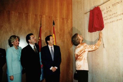 La segunda vez que la reina Sofía visitó el Bierzo fue en el año 1996, para inaugurar el Teatro Bergidum. ARCHIVO