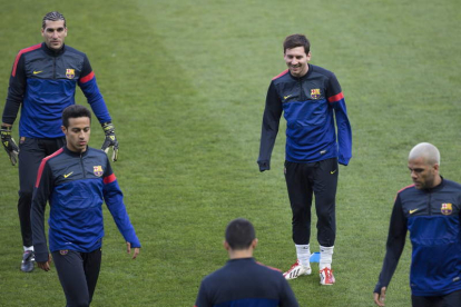 Lionel Messi, junto a algunos de sus compañeros, en el entrenamiento del Barça en París.