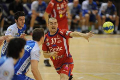 El central sueco Dalibor Doder hace un pase durante el partido disputado ayer.