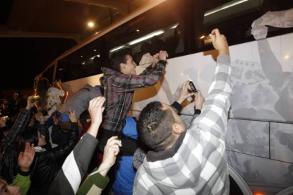 Los seguidores hicieron fotos a sus ídolos hasta cuando se subieron al autobús que les trasladó a Ponferrada. | Jesús