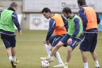 La plantilla de la Cultural prepara el encuentro frente al Real Valladolid B de este domingo en el estadio Reino de León.