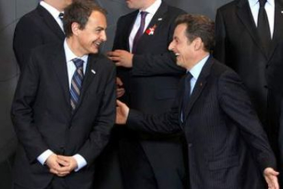 José Luis Rodríguez Zapatero bromea con su homólogo francés, Nicolas Sarkozy, ayer en Bruselas