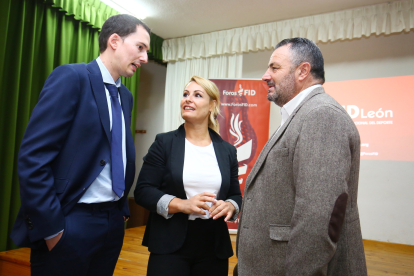 Francisco del Río, Lidia Valentín y el alcalde de Camponaraya, Eduardo Morán, durante la presentación de la deportista como madrina y embajadora del del FID León 2020. CÉSAR SÁNCHEZ
