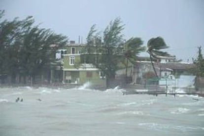 Vista del fuerte oleaje que golpea las casas de Punta Gorda en la Bahía de Cienfuegos en Cuba