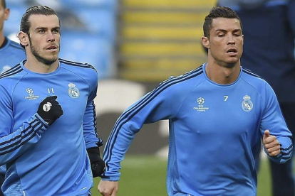 Bale y Cristiano se enfrentan mañana en las semifinales de la Eurocopa. JUANJO MARTÍN