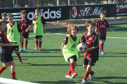 Los niños, que participan en el campus, disfrutan del fútbol en La Palomera.