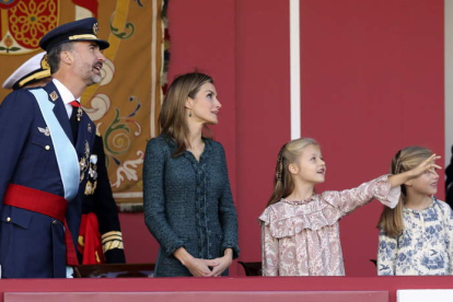 Los reyes, Felipe y Letizia, junto a su hijas, la princesa Leonor y la infanta Sofía, observan el paso de los aviones en el desfile.