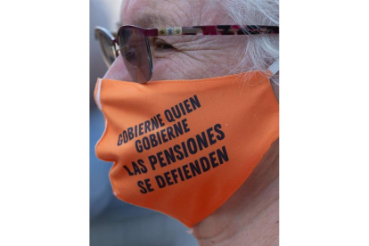 Imagen de una pensionista en una manifestación. ENRIC FONTCUBERTA