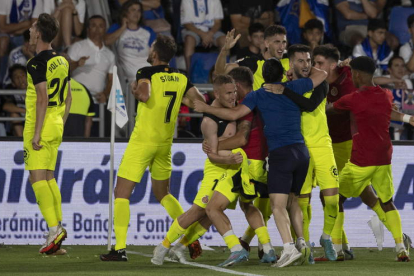 Los jugadores del Girona enloquecen tras doblegar al Tenerife y conseguir el ascenso a Primera División. MIGUEL BARRETO