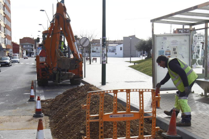Un operario de la concesionaria acondiciona una zona de la red del abastecimiento de agua.
