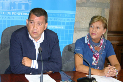 Carlos López Riesco y Teresa Magaz, en la comparecencia del Ayuntamiento.